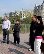 網(wǎng)友參觀晉陽湖　　晉陽湖項目原投資計劃為2.2億元，區(qū)域內五座橋為景觀橋。為完善其功能，強化景觀提升效果，對部分項目進行了優(yōu)化、提升，包括將區(qū)域內五座景觀橋改為市政橋并新增兩座市政橋。