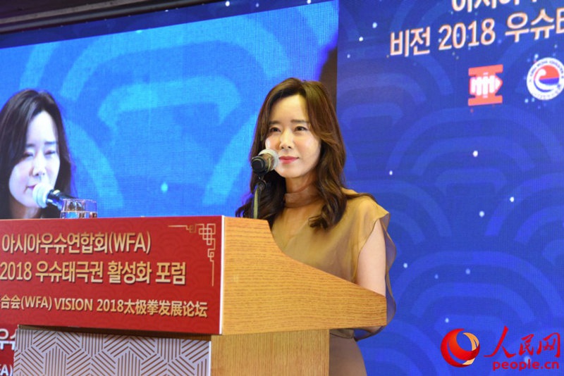 人民網(wǎng)韓國公司總經(jīng)理周玉波出席論壇並致辭。裴埈基攝