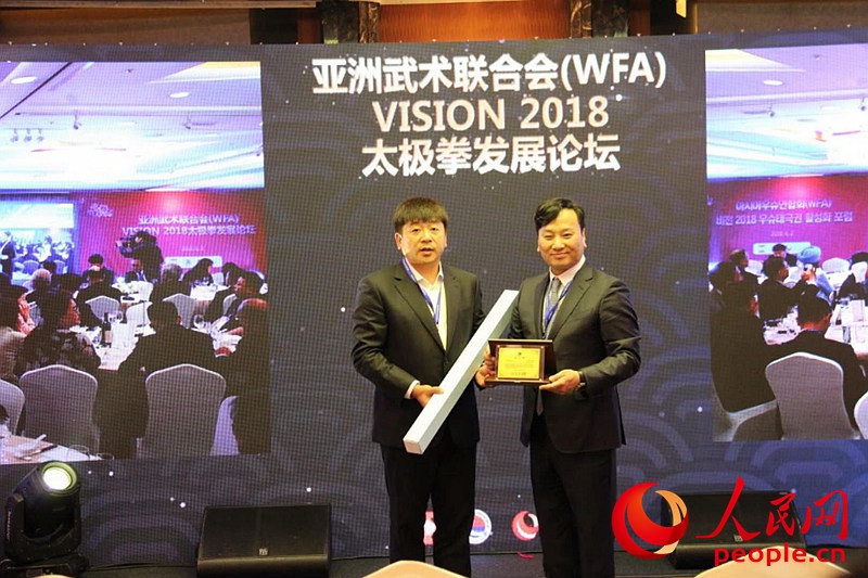 樸昶范會(huì)長向昌世旅游集團(tuán)會(huì)長金星天授予了感謝牌。
