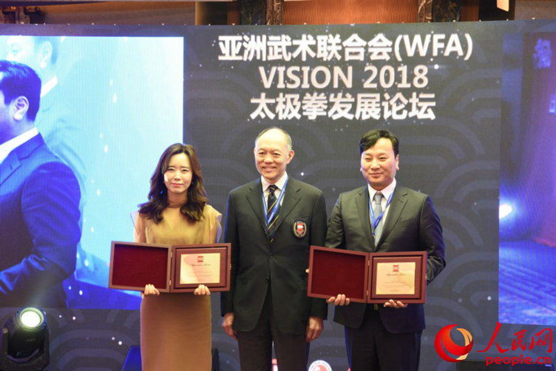 霍震寰主席向周玉波總經(jīng)理和樸昶范會(huì)長(zhǎng)頒發(fā)了功勞獎(jiǎng)。裴埈基攝