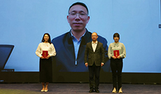 第七季丨人民網(wǎng)黨委書(shū)記、董事長(zhǎng)、總裁葉蓁蓁與“平凡英雄”合影