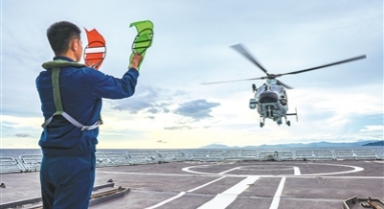 海軍某支隊(duì)開展艦機(jī)協(xié)同訓(xùn)練
